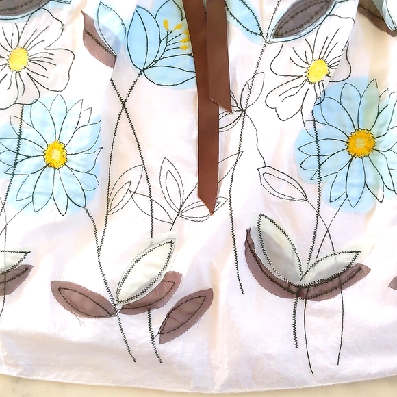 NWOT. Beautiful Skirt with multi color embroidered flowers, ribbon & full lining - Picture 5 of 6